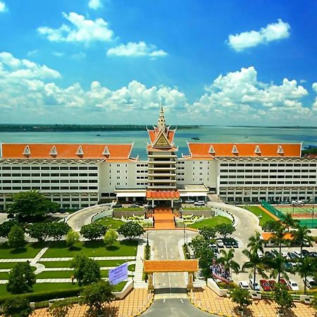 Hotel Cambodiana Phnom Penh Exterior photo