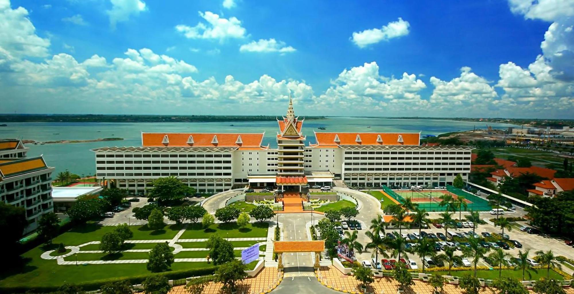 Hotel Cambodiana Phnom Penh Exterior photo