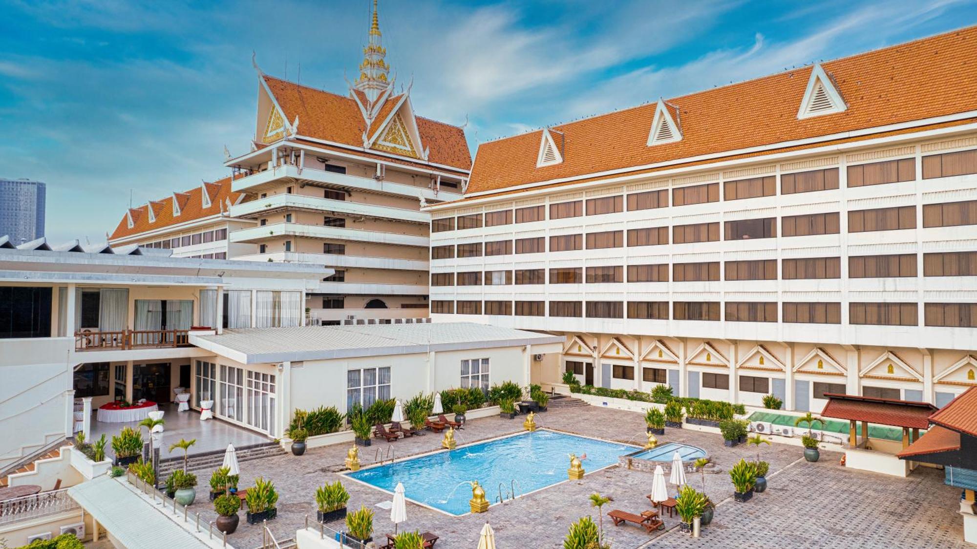 Hotel Cambodiana Phnom Penh Exterior photo