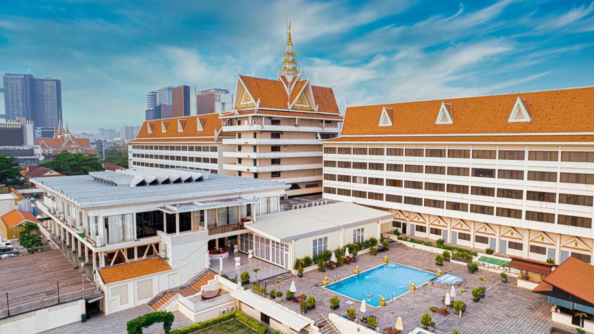 Hotel Cambodiana Phnom Penh Exterior photo