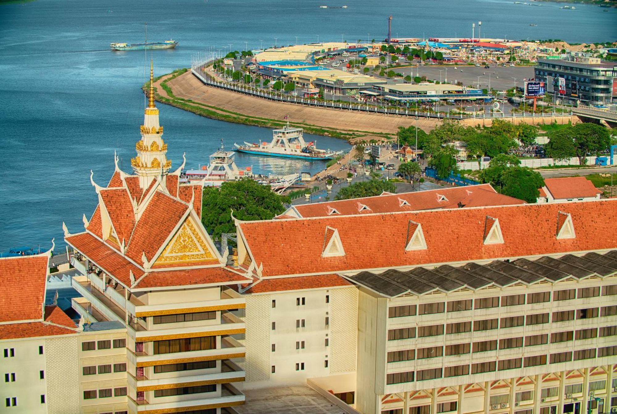 Hotel Cambodiana Phnom Penh Exterior photo