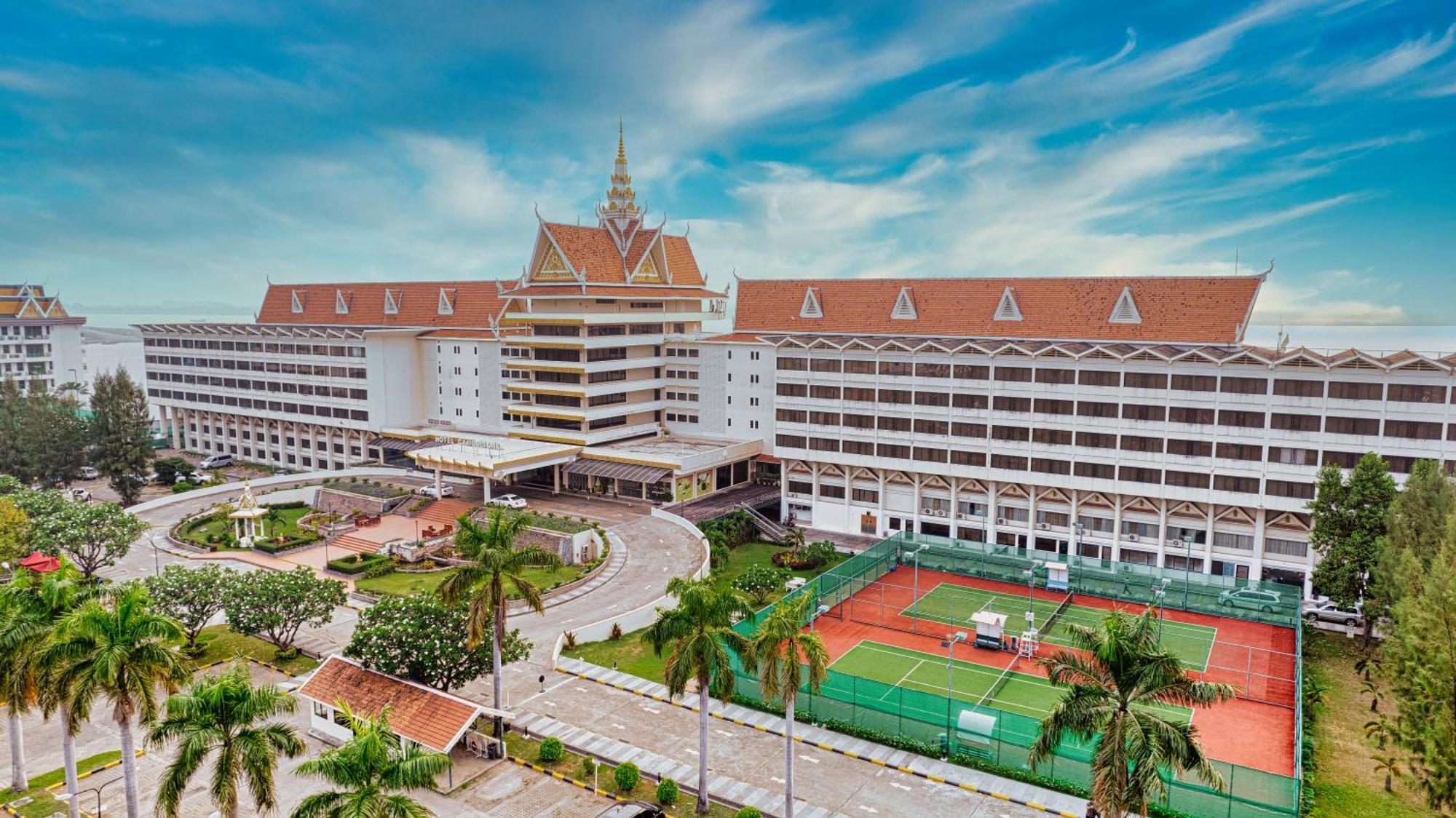 Hotel Cambodiana Phnom Penh Exterior photo
