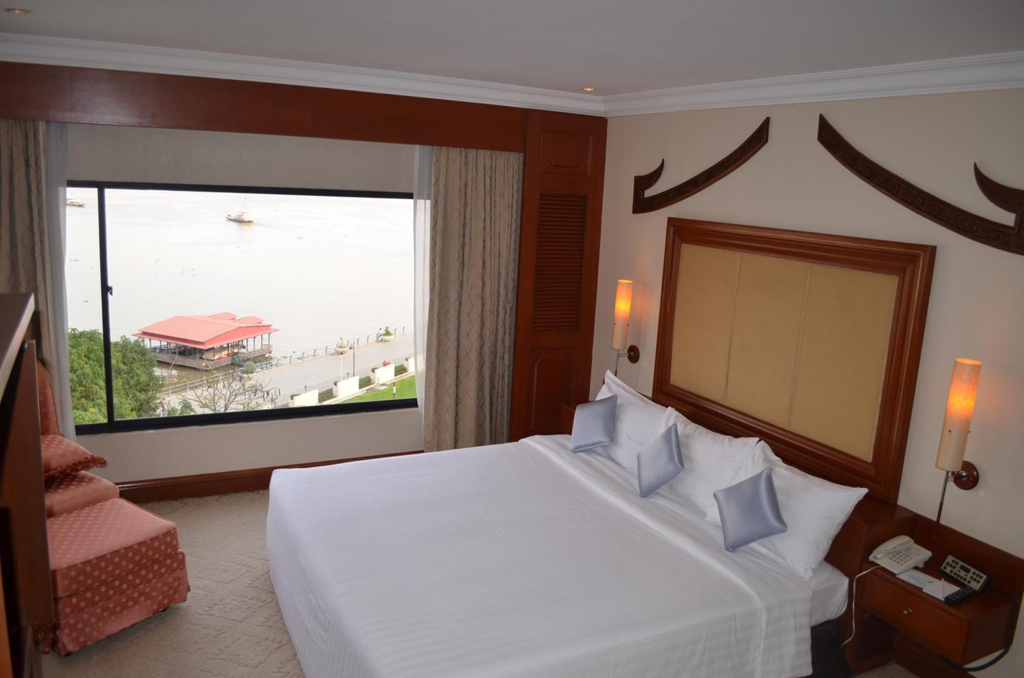 Hotel Cambodiana Phnom Penh Exterior photo