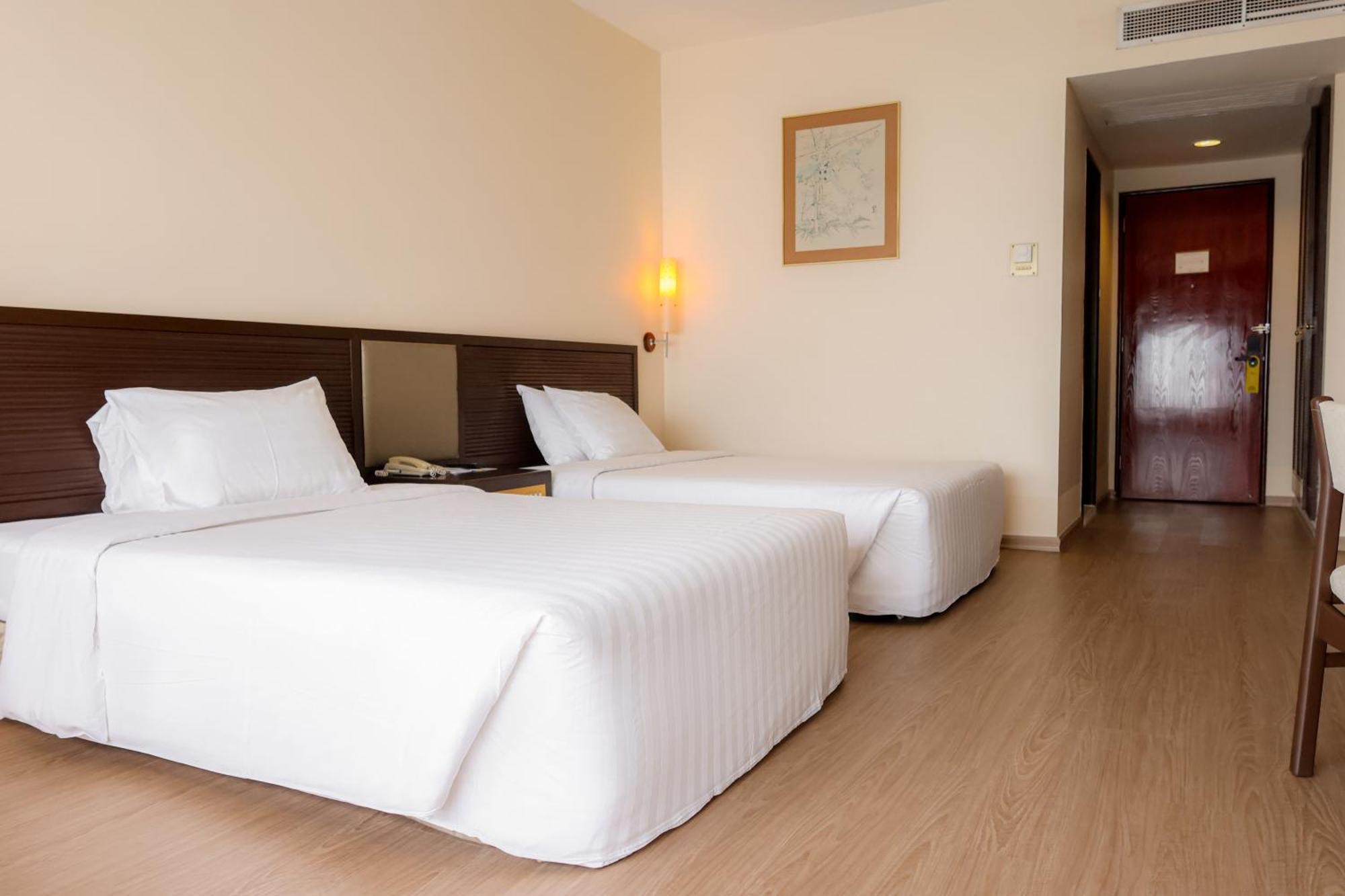 Hotel Cambodiana Phnom Penh Exterior photo
